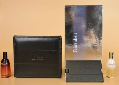 le contenu d'un portefeuille en cuir pour homme, d'un étui à portefeuille et d'un flacon d'eau de Cologne