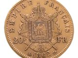 gros plan d'une pièce d'or portant des armoiries