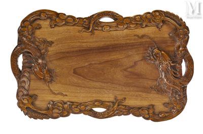 une image représentant un plateau en bois orné d'un motif décoratif