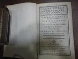 un vieux livre écrit posé sur une table