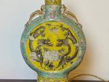 un vase jaune et bleu orné d'un dragon