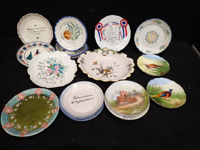 un grand nombre d'assiettes posées sur une table