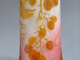 un vase rose orné de fleurs jaunes et blanches