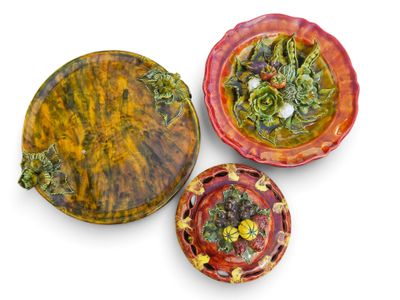 trois assiettes contenant différents types d'aliments, posées sur une surface blanche