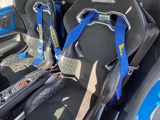 un gros plan sur les sièges d'une voiture équipée d'une ceinture de sécurité bleue