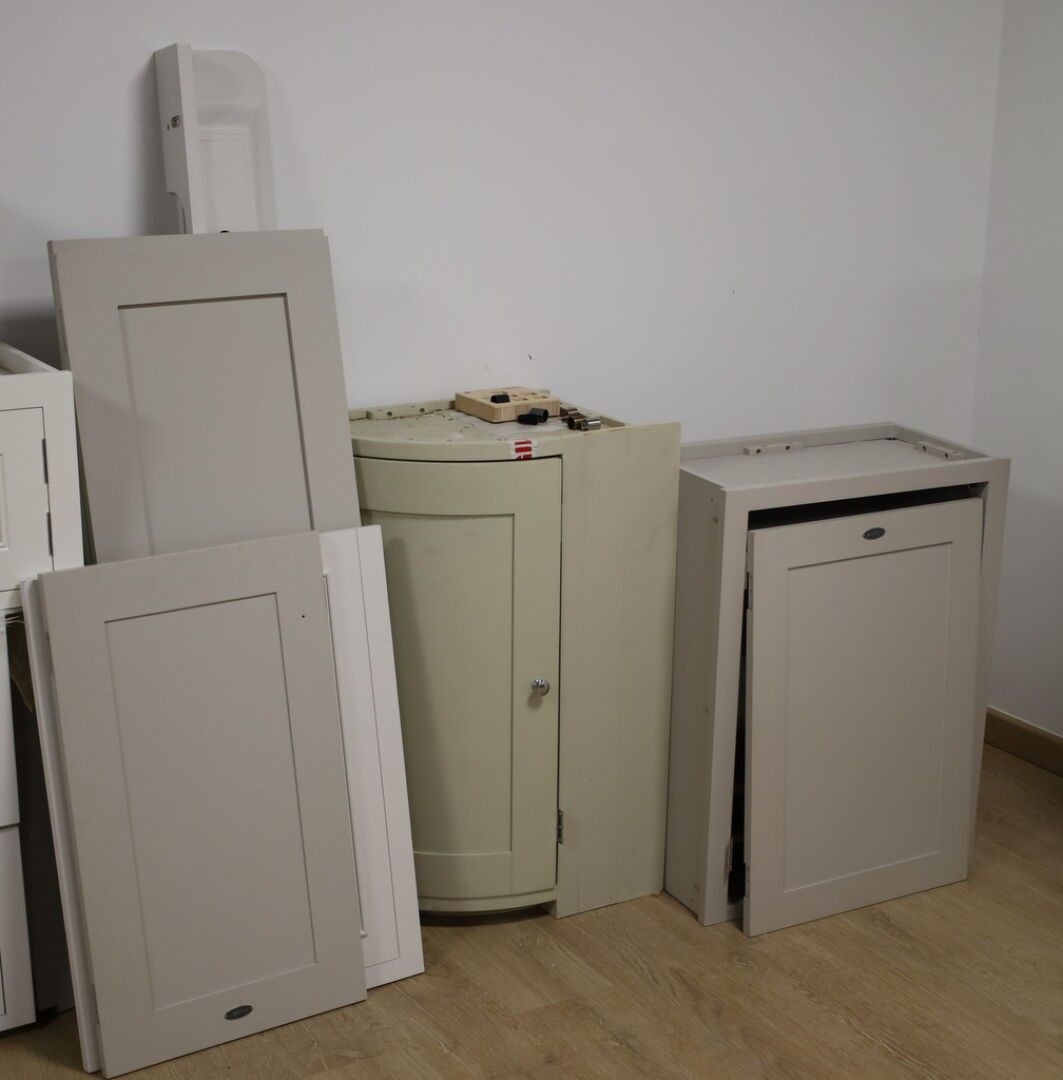 Ensemble d'éléments en bois lamifié comprenant : 2 modules dont 1 de coin 4 portes en bois - 1 corniche -1 étagère