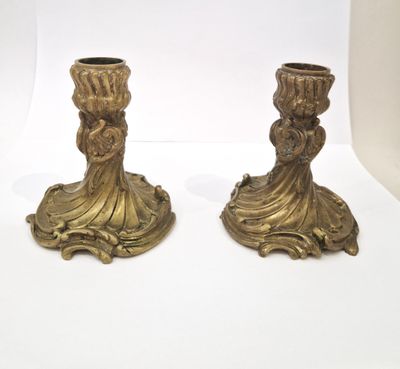 DEUX PETITS BOUGEOIRS en bronze doré et ciselés à fut torsad…