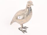 une image représentant une figurine d'oiseau en argent sur fond blanc