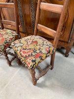 PAIRE DE CHAISES en chêne à dossier bandeau, pieds entretois… (photo 2)
