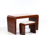 une petite table en bois avec deux tabourets devant