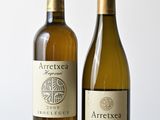 deux bouteilles de vin posées sur une table l'une à côté de l'autre