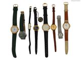 plusieurs types de montres sont alignés sur une surface blanche
