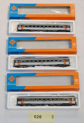 ROCO HO (2R Continu) voiture corail 2° classe en 2 exemplair…