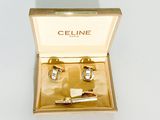 un coffret en or contenant une paire de montres-bracelets