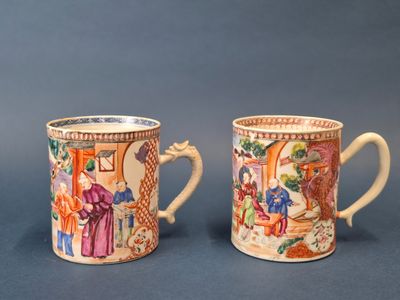 paire de tasses en porcelaine chinoise ornées de motifs figuratifs