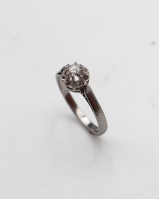 gros plan d'une bague en diamant sur une surface blanche
