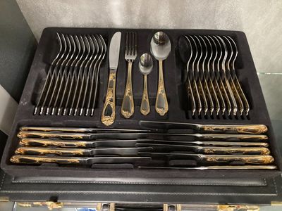 un coffret contenant de l'argenterie