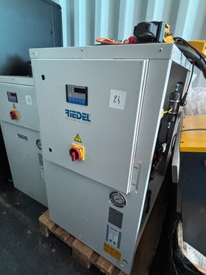 une machine posée sur une palette dans un entrepôt