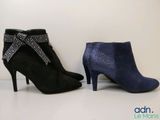 deux paires de bottes à talons hauts noires et bleues ornées d'un nœud