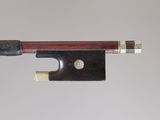 gros plan d'un archet de violon avec un morceau de bois qui en sort