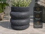 un gros plan d'un pot contenant des plantes, posé sur une table