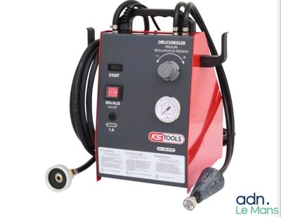 une image représentant une machine rouge et noire sur fond blanc