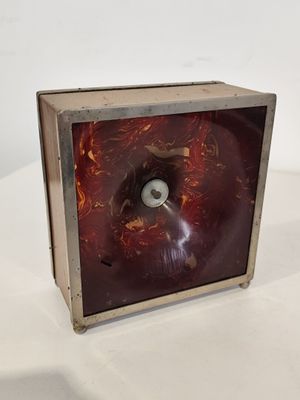 une horloge posée sur une table blanche