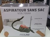 une photo d'un carton contenant un aspirateur posé sur une table