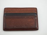 un portefeuille en cuir marron surmonté d'un porte-cartes