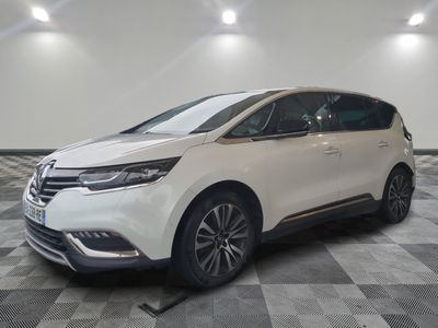 la voiture blanche est garée sur un sol en damier dans le garage