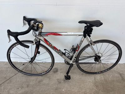 un vélo appuyé contre un mur