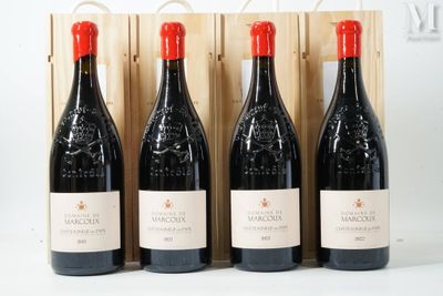 trois bouteilles de vin rouge sont alignées devant une caisse en bois