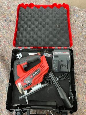 1 Malette contenant 1 scie sauteuse avec son chargeur de mar…
