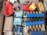 de nombreux types de vannes et de raccords dans une boîte