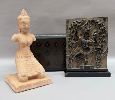 statue d'une femme tenant un vase à côté d'une plaque en bois