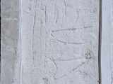 une plaque en pierre sur laquelle figure le portrait d'un homme