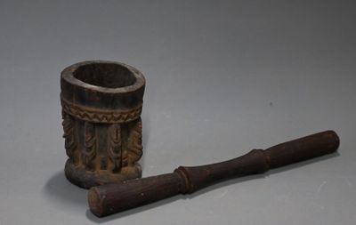 une vieille pipe avec un manche en bois posée sur une table