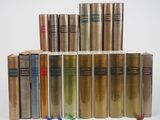 plusieurs livres sont empilés sur une surface blanche