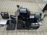 de nombreux équipements informatiques qui se trouvent dans la salle