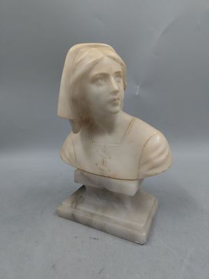 un buste en marbre blanc représentant une femme portant un voile sur la tête