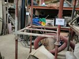 un tas d'objets divers entreposés dans un entrepôt