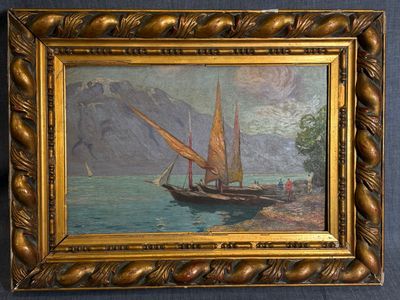 tableau représentant un voilier sur l'eau, avec une montagne en arrière-plan
