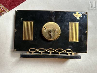 Pendule Jazz En bronze laqué noir Orné de deux médaillons en…