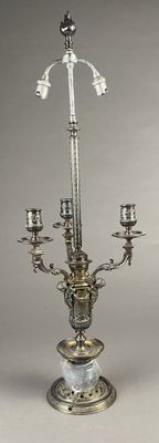 Important bougeoir en bronze argenté formant lampe, le fût b…