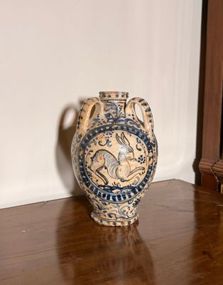 un vase bleu et blanc posé sur une table en bois