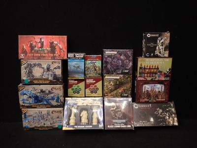 de nombreux jeux exposés sur une table noire