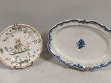 deux assiettes ornées de motifs bleus et blancs, posées sur une table