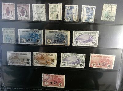une photo d'une vitrine remplie de timbres