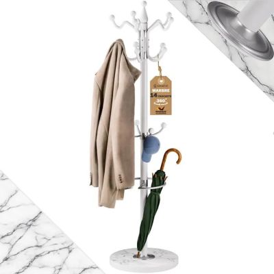une photo d'un porte-manteau sur lequel sont posés des parapluies