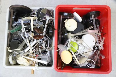 Lot de socles pour poupées mannequins. - Photo 1